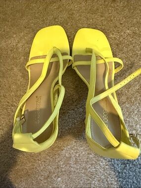Shoe Dazzle Neon Yellow Strappy Block Heel Sandals